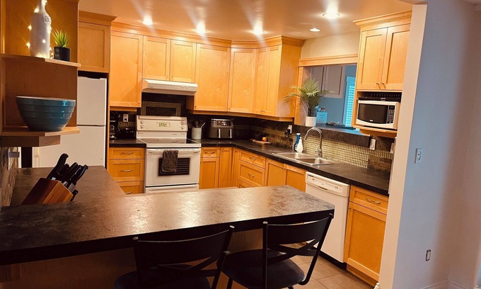 Saanich East House | Gordon Head Getaway nn (A blocked out Sunday is possible upon request)
