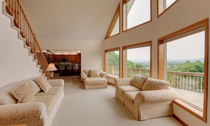 Gordonsville Cabin | Gordonsville Retreat: Deck w/Spectacular Views!