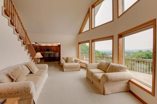 Gordonsville House | Gordonsville Retreat Deck with Spectacular Views!