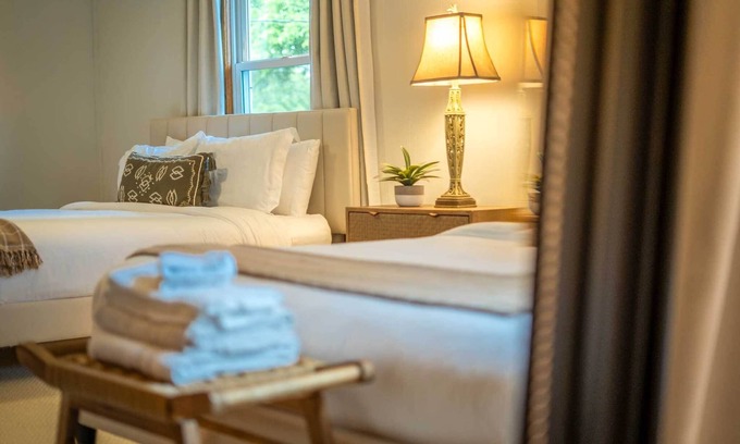 Summerlee House | Gorge Getaway near ACE | Fire Pit & BBQ