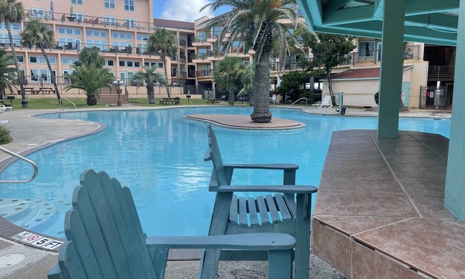 Galveston Condo | Gorgeous 1 bedroom beach front condo. Sleeps 6