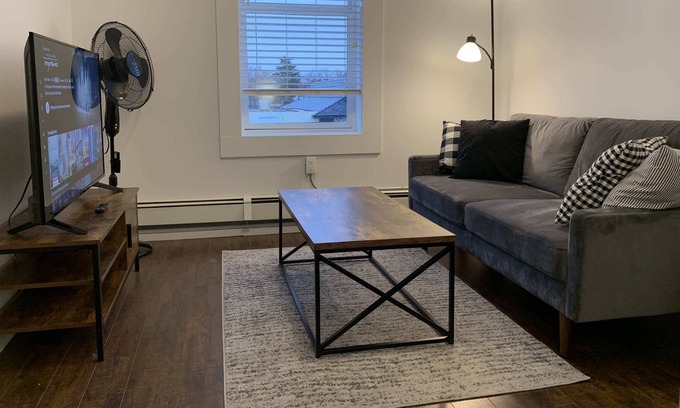 Moose Jaw Apartment | Gorgeous 1-bedroom Condo π Location, 4k Smart TV, WiFi