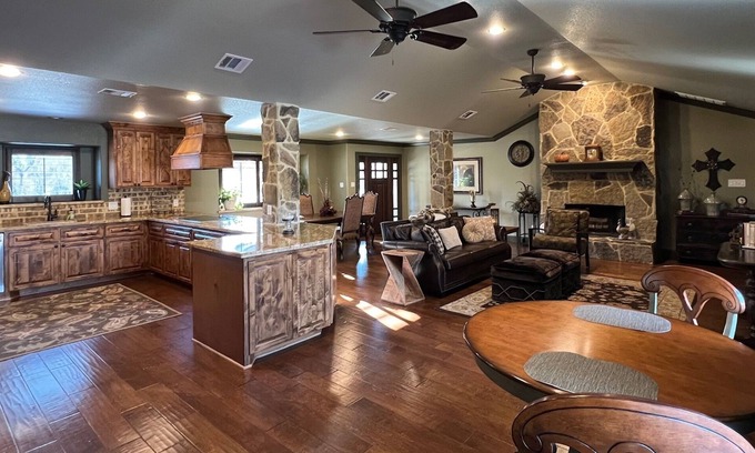 Friendswood House | GORGEOUS 1-BR, 1-BATH RANCH HOUSE Near Downtown Houston with AMAZING POOL &PATIO