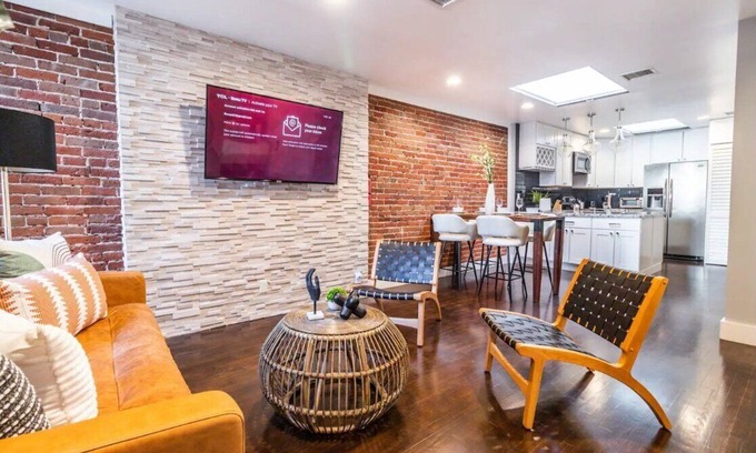 Gaslamp Quarter Apartment | Gorgeous 2/1 Suite in the Heart of San Diego with Central AC & Full Kitchen!