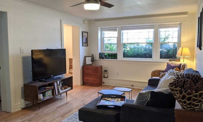 Congress Park House | Gorgeous 2 Bdrm Congress Park Condo month to month