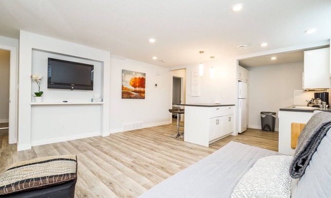 Northeast Edmonton House | Gorgeous 2 bed suite centrally located in Edmonton