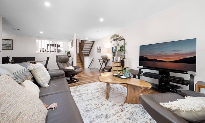 Kingston House | Gorgeous 2-Bed Townhouse with Patio, BBQ & Parking