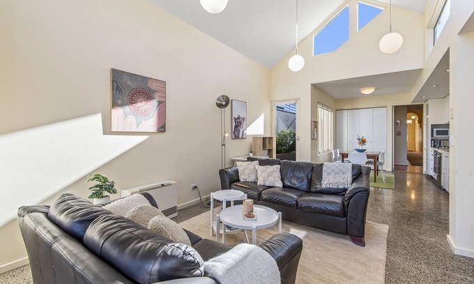 Brunswick House | Gorgeous 2-Bed Victorian Home in Artsy Suburb