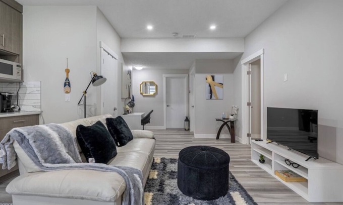 Symons Valley House | Gorgeous 2 Bedroom 1 Bathroom Guest Suite