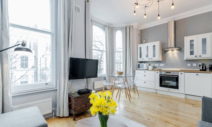 Redcliffe Apartment | Gorgeous 2-Bedroom Apartment in Chelsea