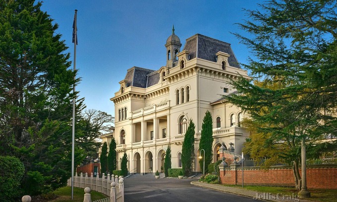 Kew Apartment | Gorgeous 2 Bedroom apartment in Historic Willsmere - with pool and pet friendly
