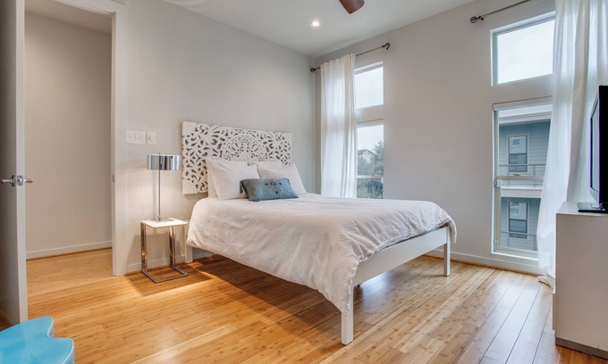 Oak Lawn Condo | Gorgeous 2-bedroom Condo in the Heart of Oaklawn near Downtown Dallas