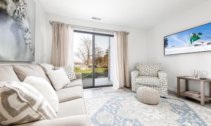 Acme Apartment | Gorgeous 2 Bedroom Lake View Condo