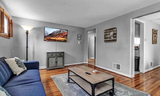North Buffalo Apartment | Gorgeous 2 Queen Bed North Buffalo Apartment with Free Driveway Parking
