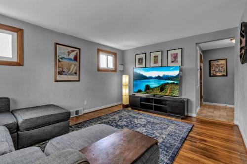 North Buffalo Apartment | Gorgeous 2 Queen Bedroom Apartment in North Buffalo with 70 inch TV