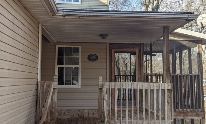 Townville Apartment | Gorgeous 2br/2ba townhome on Lake Hartwell with shared dock privileges
