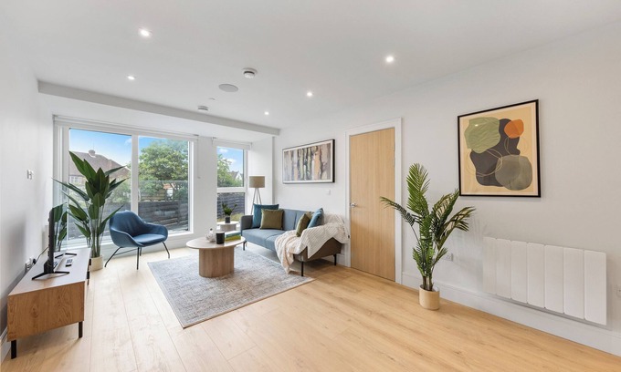 Coombe Hill Apartment | Gorgeous 2BR apartment in London Plus Gym, Cinema, Games Room and Workspace