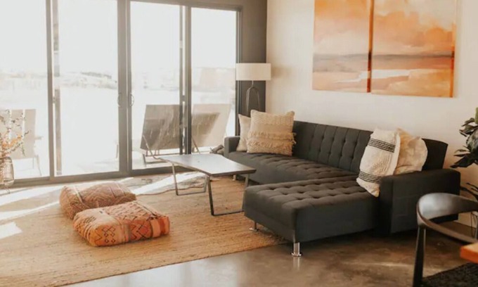 Quincy House | GORGEous 2BR Winery Retreat w Hot Tub!