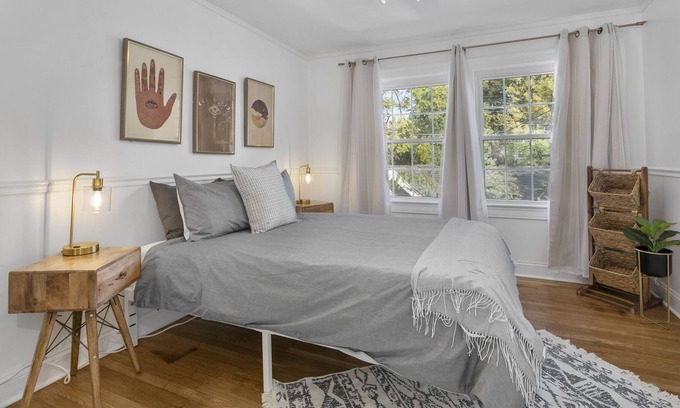 South Kansas City Apartment | Gorgeous 2nd Floor 3 Bdrm Close to Rockhurst University 60