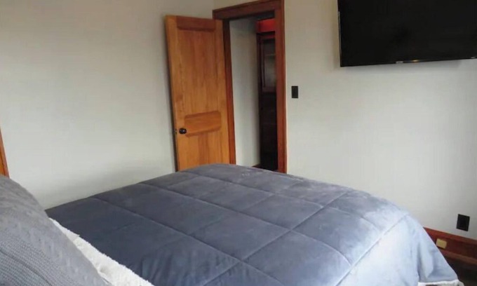 Wauwatosa Apartment | Gorgeous 3 Bedroom Apartment w/Free Parking