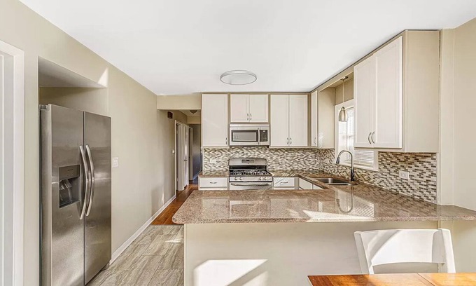 Forest Glen Apartment | Gorgeous 3-bedroom apartment in Jefferson Park, Chicago