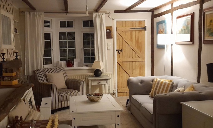 Eastleigh Cottage | Gorgeous 3 storey cottage. Pet friendly!n7 miles from Winchester.