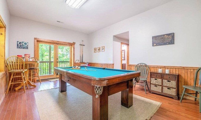 Sevierville Cabin | *Gorgeous 3BD Cabin Near LAKE w/Pool Access*