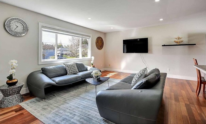 Guildford House | Gorgeous 4 Bedroom, 2 Washroom House