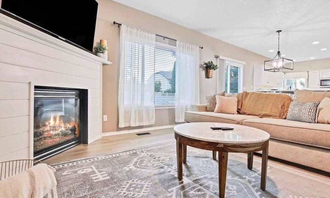 Meridian House | Gorgeous 4 bedroom Home in Meridian