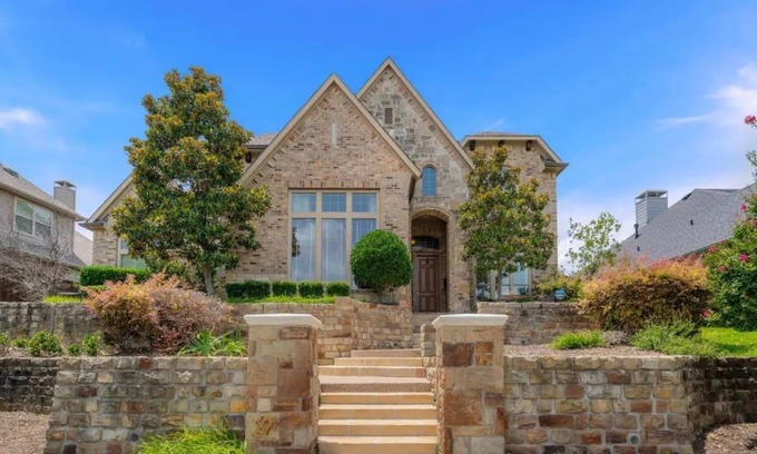 Castle Hills House | GORGEOUS 4 Bedroom with pool in Lewisville!