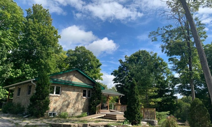 Bobcaygeon Cottage | Gorgeous 4 season cottage on 15 Acres!
