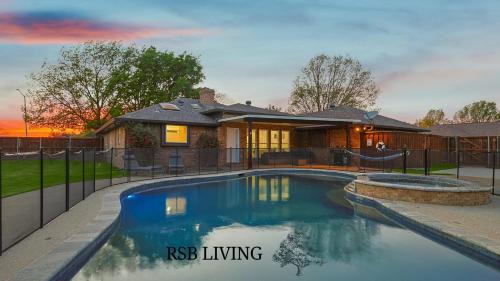 Denton House | Gorgeous 4BR Holiday Home with Huge Yard, Pool & Hot Tub