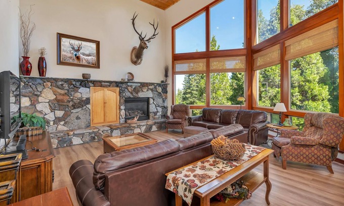 Granite Ridge Cabin | Gorgeous 5 BDR Retreat in Shaver Lake – Sleeps 10, Minutes from Water