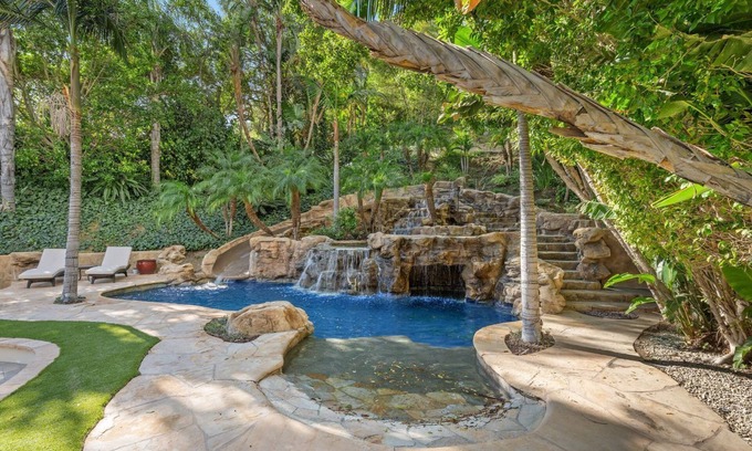 Los Angeles County Villa | Gorgeous 5 bedroom Tropical Home with Costa Rica Backyard