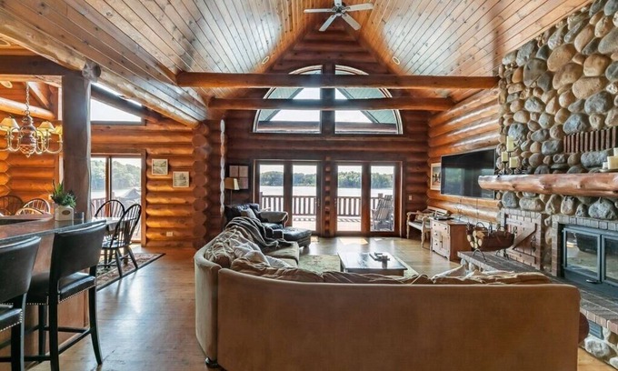 Wautoma Cabin | Gorgeous 7 bdrm loglodge fireplaces sauna hottub kayaks paddleboards boats