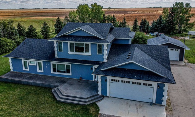 Regina House | Gorgeous Acreage House - minutes south of Regina