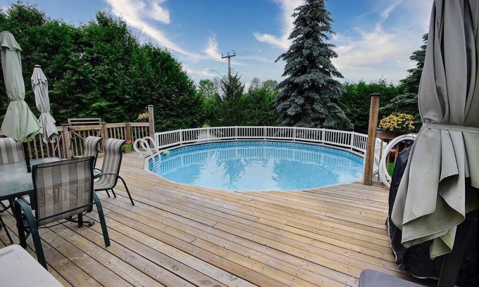 Victoria Harbour Cottage | Gorgeous and spacious Winfield Chalet just steps away from Georgian Bay!
