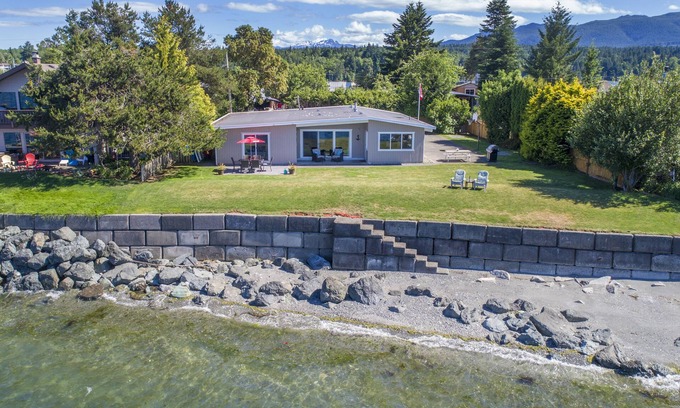 Regional District of Nanaimo House | Gorgeous Beach House on Vancouver Island