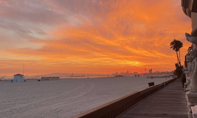 Harbor House | Gorgeous Beachfront Long Beach Peninsula/Naples S. L.A. 22 miles from Disneyland