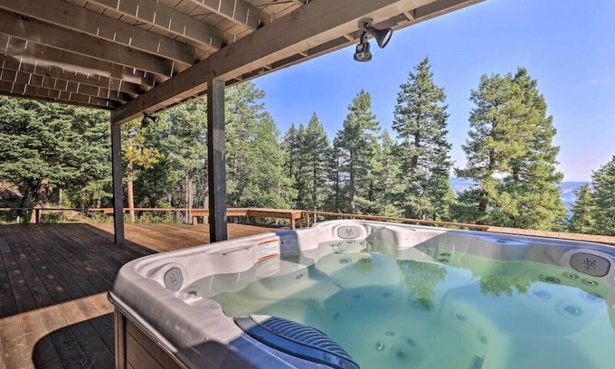 Evergreen Cabin | Gorgeous Bear Mountain | Hot Tub & WFH Friendly