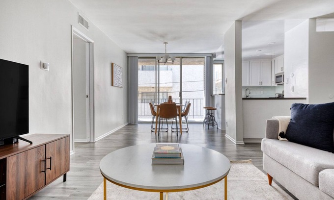 Beverly Grove Apartment | Gorgeous Beverly Hills 2BR near Bristol Farms & The Grove, by Blueground