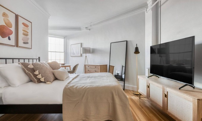 North Brookline Apartment | Gorgeous Brookline Studio w/Gym, steps to Green Line, by Blueground