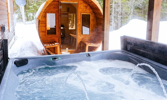 Bethel Cabin | GORGEOUS CABIN, 10 MINUTES FROM SUNDAY RIVER! CENTRAL AC! SAUNA+HOT TUB!