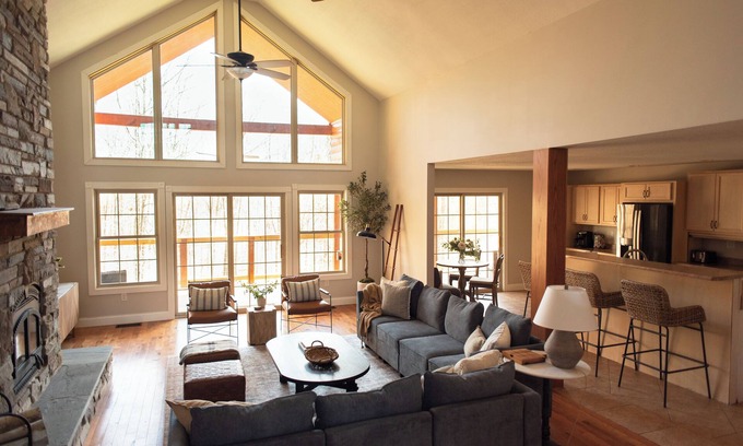 Gnaw Bone Cabin | Gorgeous cabin getaway located minutes from both Nashville and Columbus, Indiana