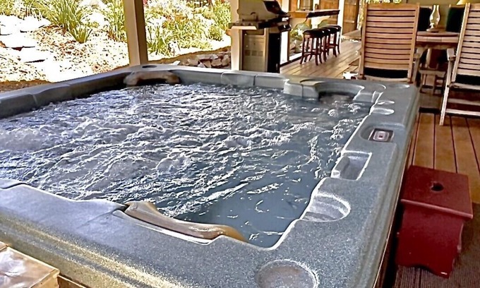 Fox Farm House | Gorgeous cabin great for Family & Pets BBQ fenced backyard fire pit Jacuuzi