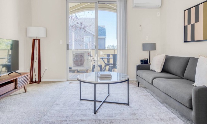 Downtown Apartment | Gorgeous Campbell 2BR w/ Pool, Gym & W/D, near eBay & WF, by Blueground