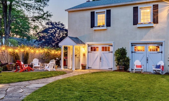 Annapolis Apartment | Gorgeous Carriage House close to USNA, walk to stadium, free parking, pets+kids