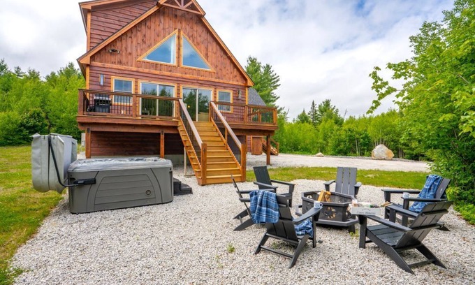 Bethel House | Gorgeous Chalet| Slps12| Hottub| Air Hockey| A/C!