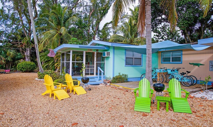 Gulf Ridge Cottage | Gorgeous Coastal Cottage "Ibis" Minutes to the beach and free bikes! JULY SAVINGS
