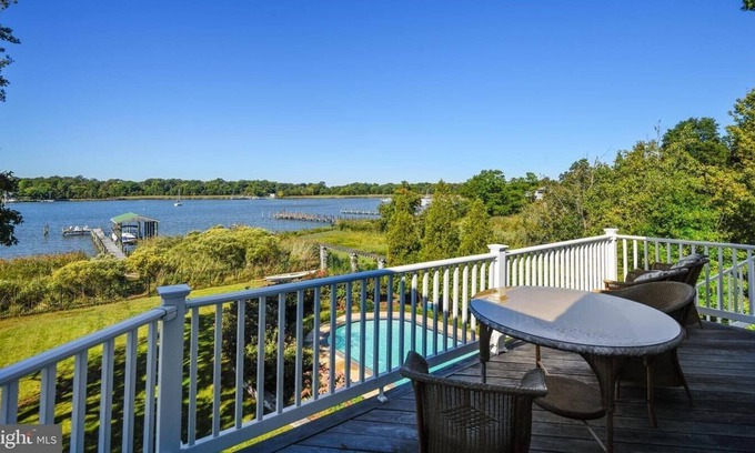 Arundel on the Bay House | Gorgeous contemporary waterfront in historic community